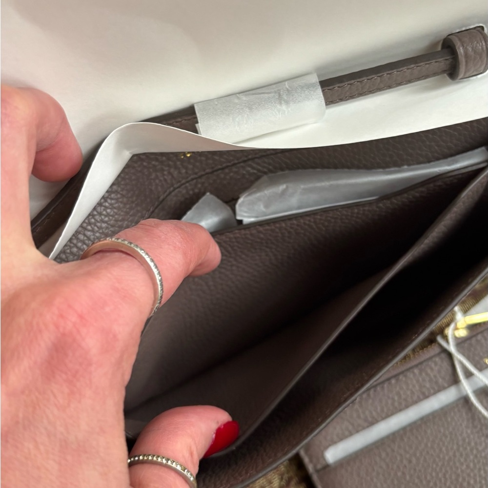Authentic TORY BURCH Gray Leather Magnetic flap logo Crossbody Bag/lg card case - Picture 4 of 14